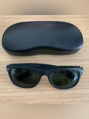 Ray-Ban RB2132 New Wayfarer Classic - Rubberized black frames with black lenses